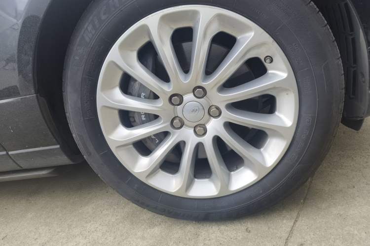 Used Land Rover Range Vogue 2017 3.0 V6 SC Vogue Right Front Wheel Hub