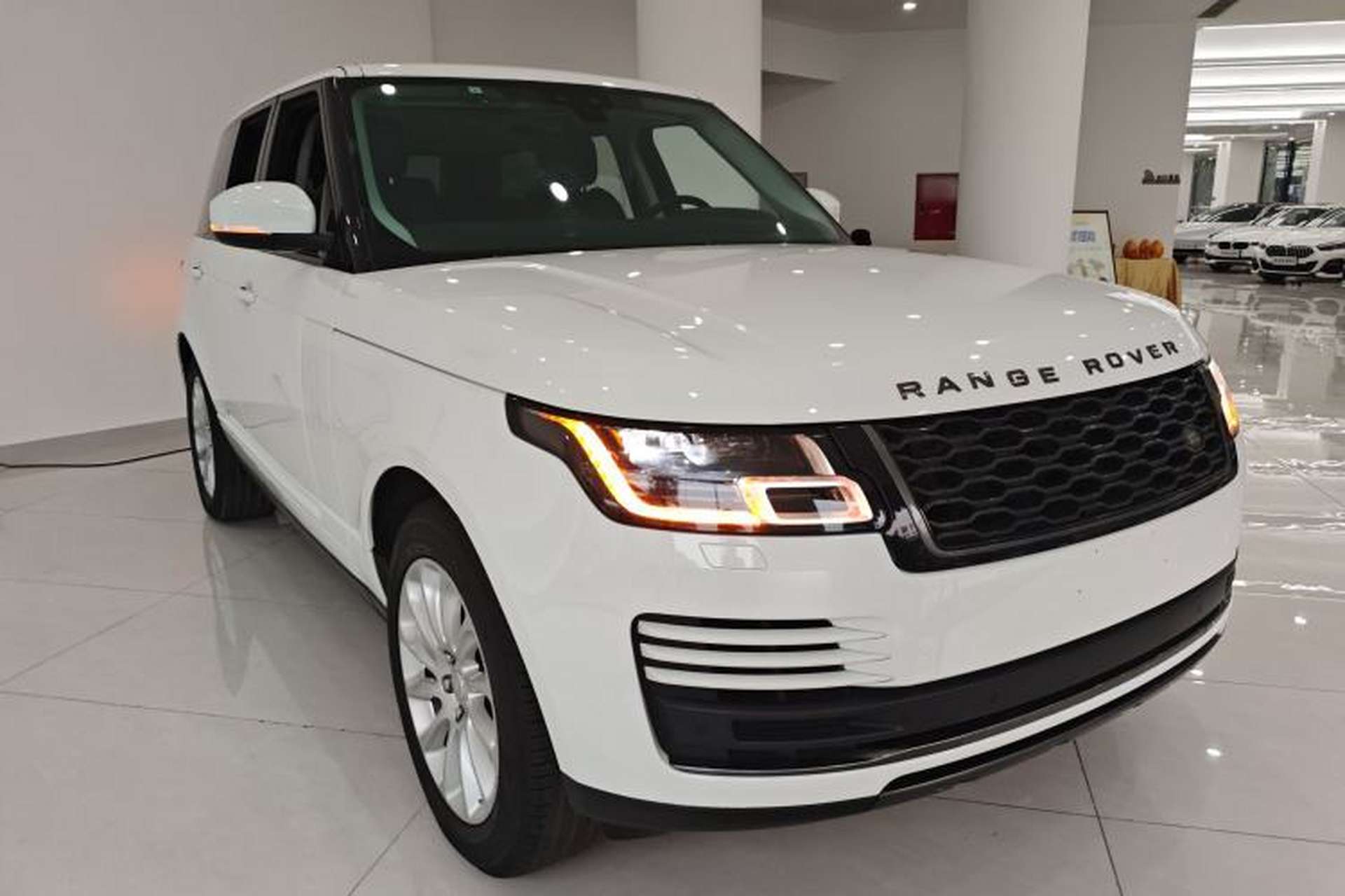 Used Land Rover Range Vogue 2018 3.0T Gasoline HSE Middle East Front Right 45 Deg