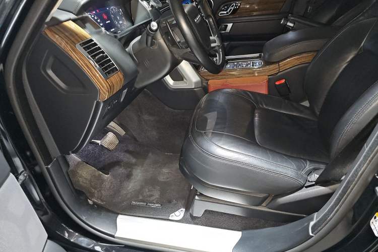 Used Land Rover Range Vogue 2019 3.0T Gasoline HSE – Middle East Driver Seat