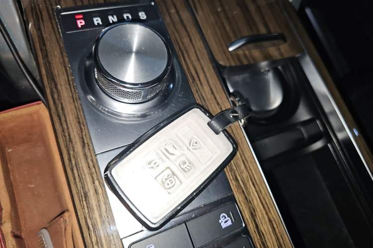 Used Land Rover Range Vogue 2019 3.0T Gasoline HSE – Middle East Vehicle Key