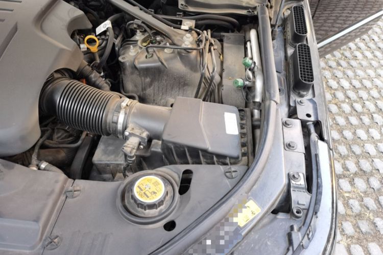Used Land Rover Range Vogue 2021 3.0T P400 Gasoline Extended-Wheelbase European Specification Engine Bay Left