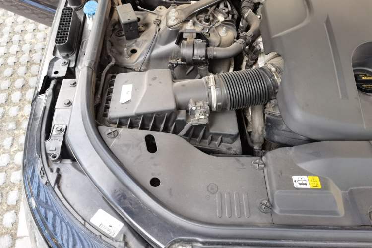 Used Land Rover Range Vogue 2021 3.0T P400 Gasoline Extended-Wheelbase European Specification Engine Bay Right
