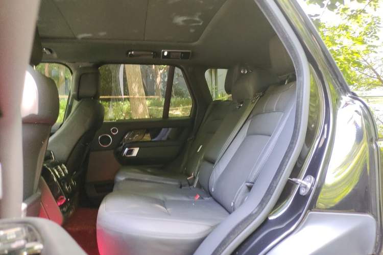 Used Land Rover Range Vogue 2021 3.0T P400 Gasoline Genesis Standard Wheelbase Obsidian Plus Edition Left Rear Seat