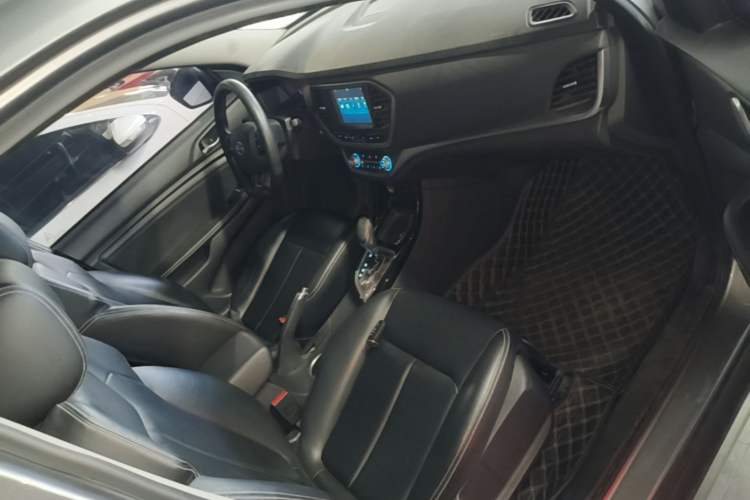 Used Land X2 2017 1.6L Automatic Platinum Edition Right Front Seat