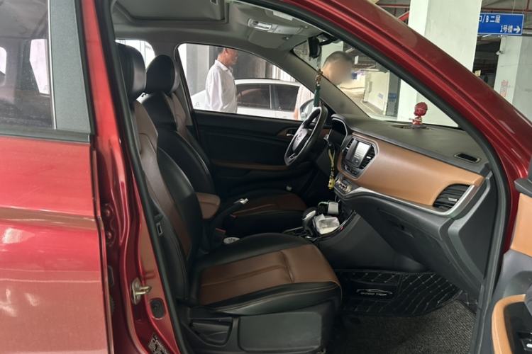 Used Land X2 2017 1.6L Automatic Platinum Edition Interior 7