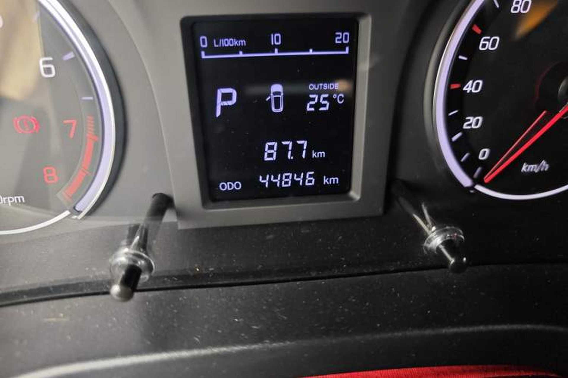 Used Land X2 2017 1.6L Automatic Jingrui Edition Odometer Close Up