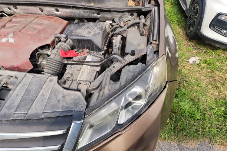 Used Land X5 2013 2.0T Manual Chuanling Edition Engine Bay Left