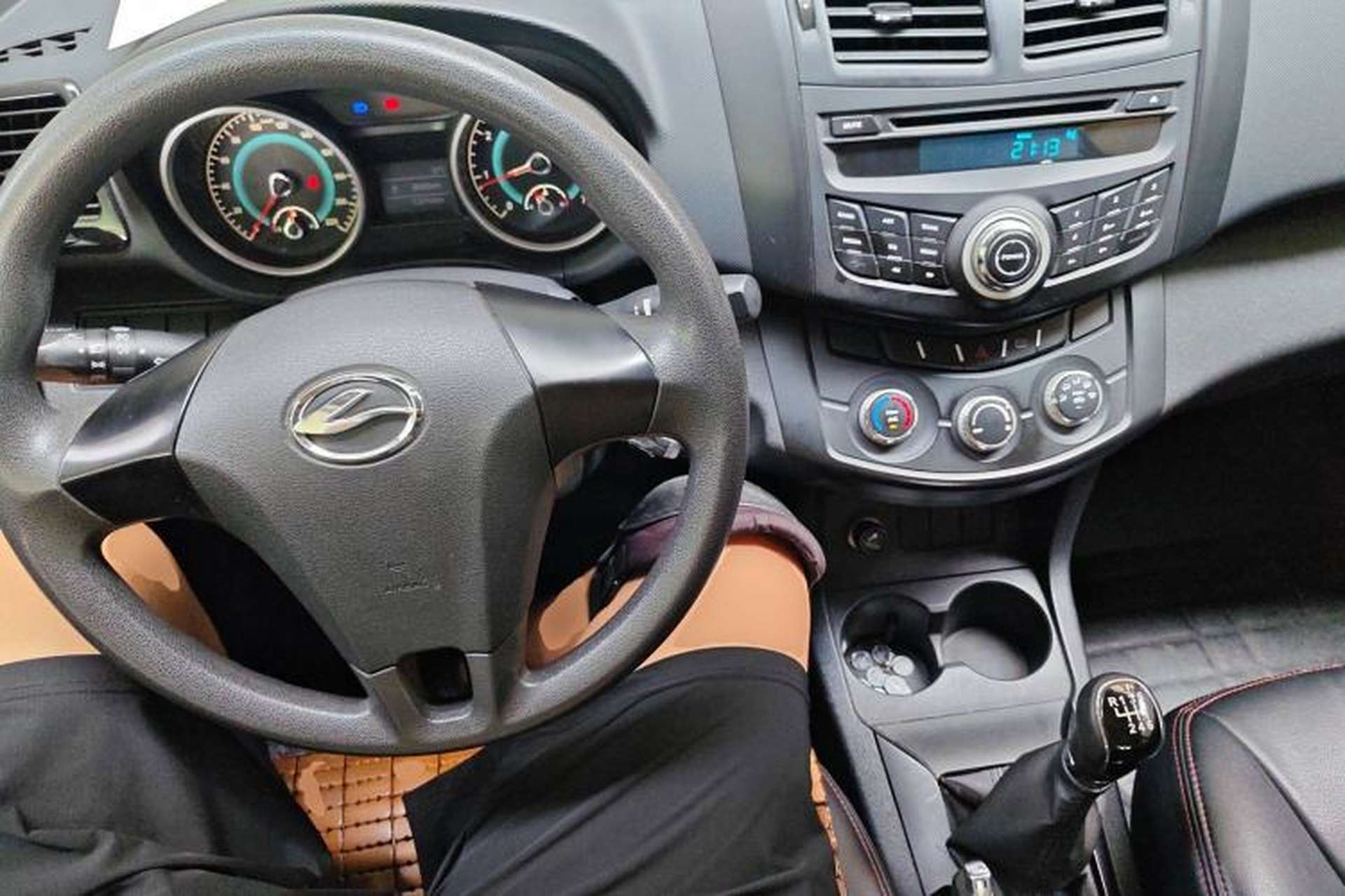 Used Land X5 2013 2.0T Manual Enjoyment Edition Interior 2
