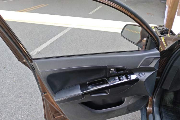 Used Land X5 2013 2.0T Manual Enjoyment Edition Interior 7