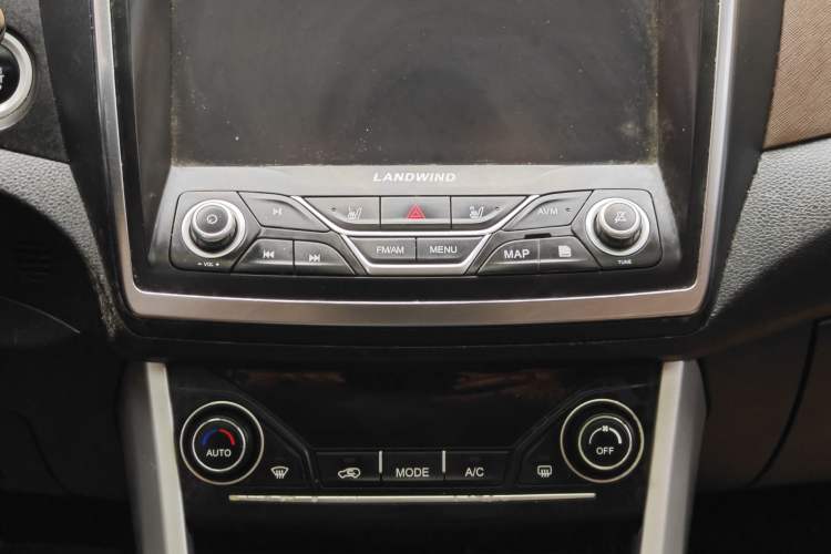 Used Land X5 2016 Plus 1.5T Manual Innovation Edition Interior 5