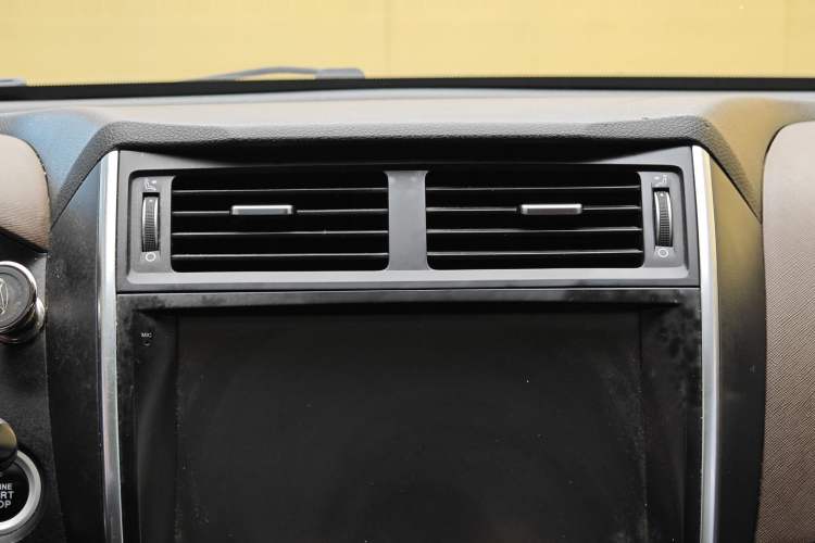 Used Land X5 2016 Plus 1.5T Manual Innovation Edition Interior 7