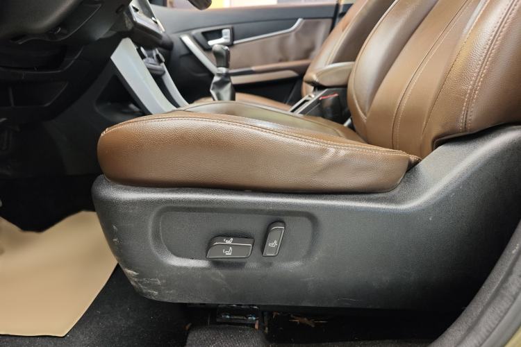 Used Land X5 2016 Plus 1.5T Manual Innovation Edition Interior 9