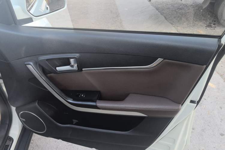 Used Land X5 2016 Plus 1.5T CVT Leading Edition Interior 5