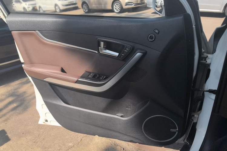 Used Land X5 2016 Plus 1.5T CVT Leading Edition Interior 7