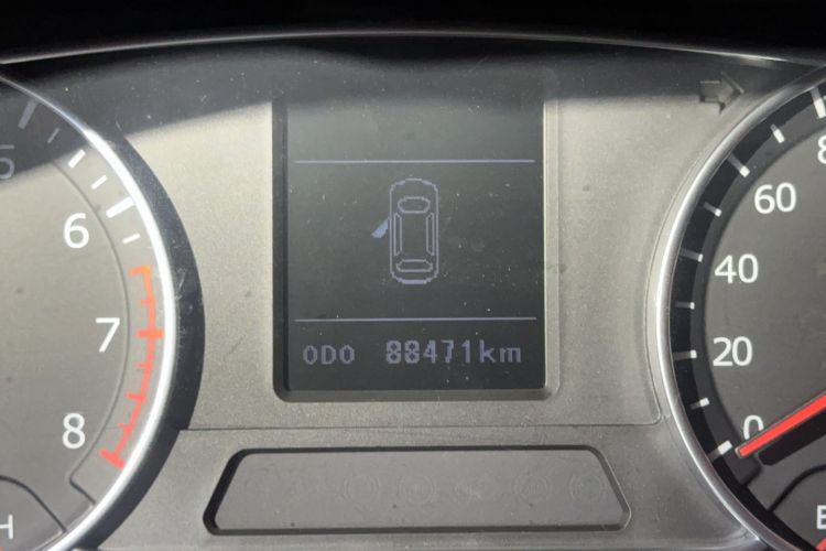 Used Land X7 2015 2.0T Panoramic Prestige Edition Odometer Close Up