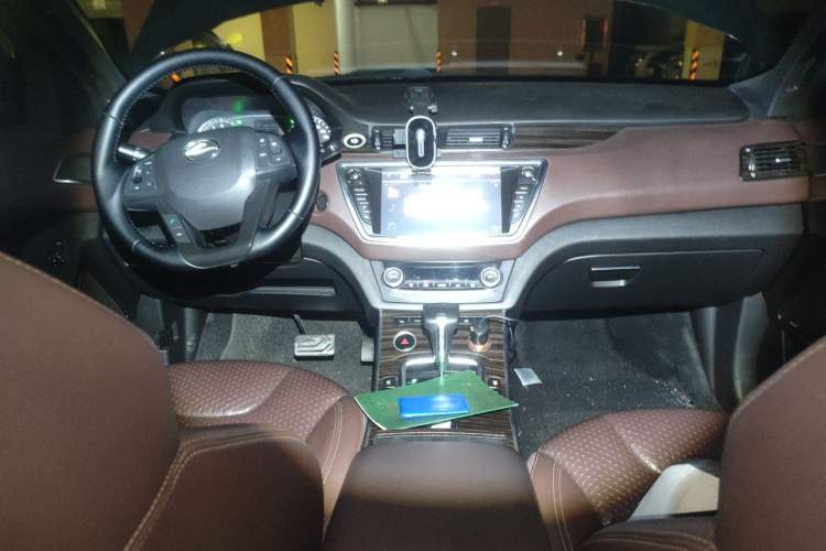 Used Land X7 2015 2.0T Panoramic Prestige Edition Center Console