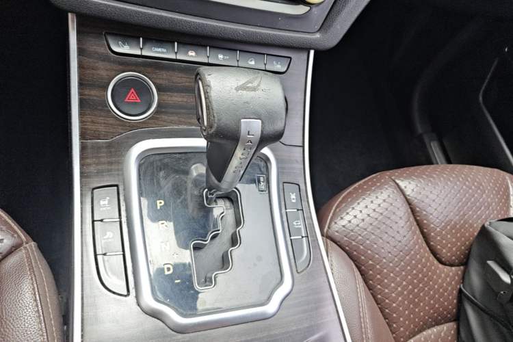 Used Land X7 2015 2.0T Panoramic Prestige Edition Gear Lever