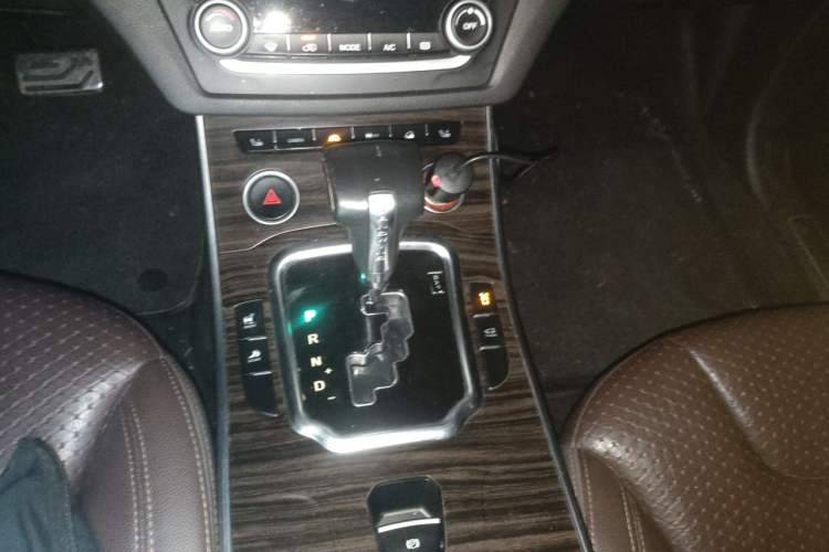 Used Land X7 2015 2.0T Panoramic Prestige Edition Gear Lever