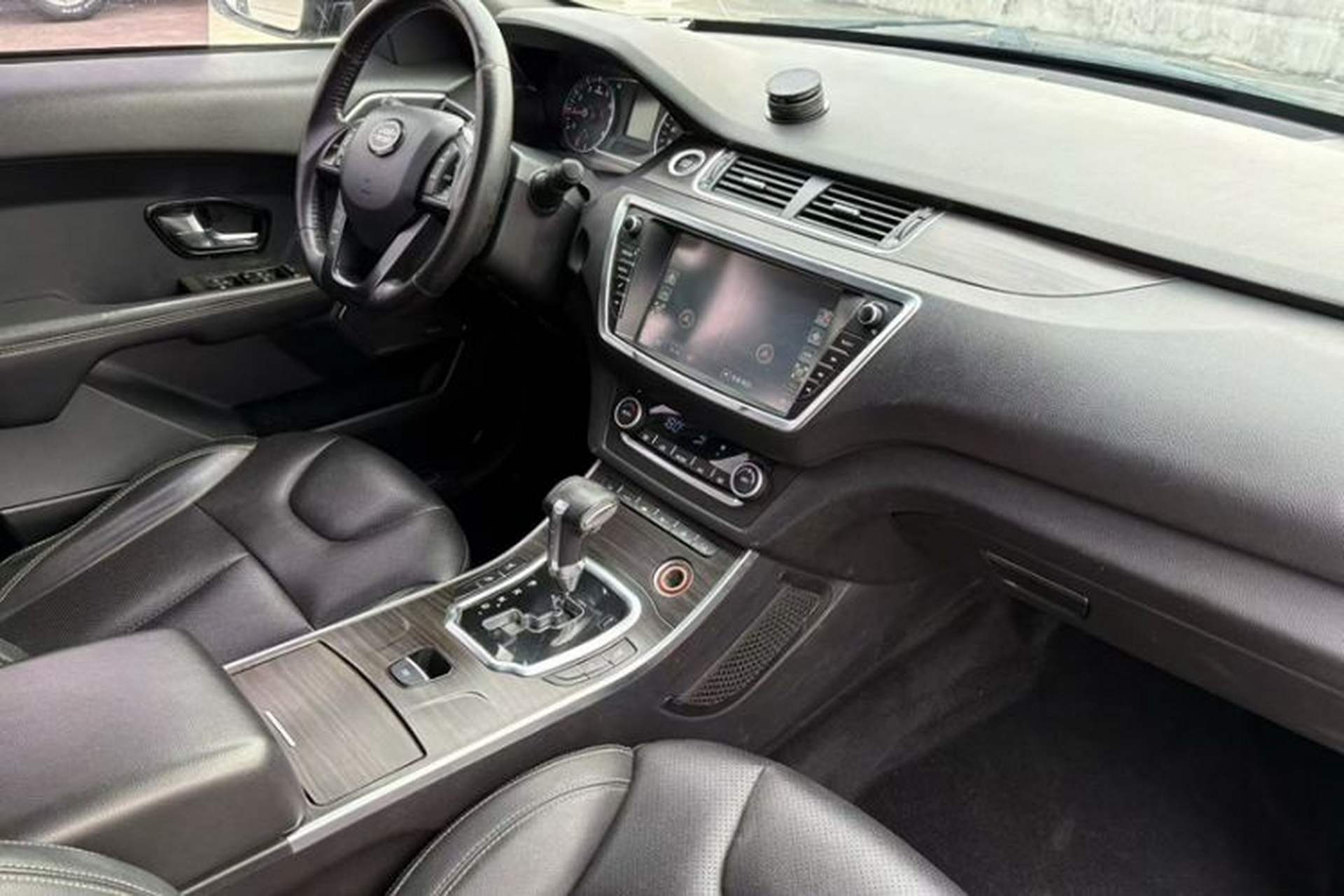 Used Land X7 2015 2.0T Panoramic Prestige Edition Interior 2