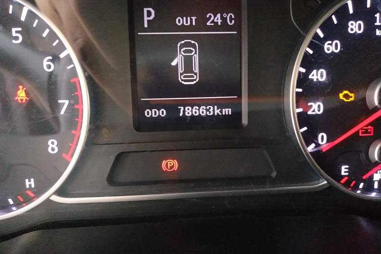 Used Land X7 2015 2.0T Panoramic Prestige Edition Odometer Close Up