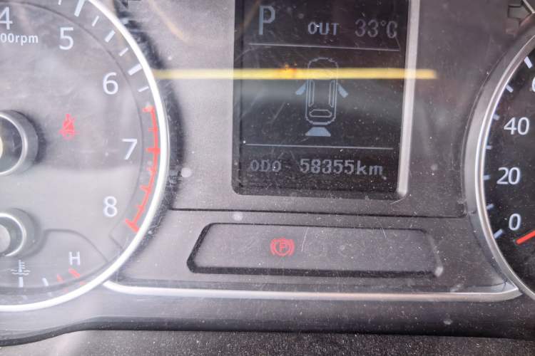 Used Land X7 2015 2.0T Panoramic Prestige Edition Odometer Close Up