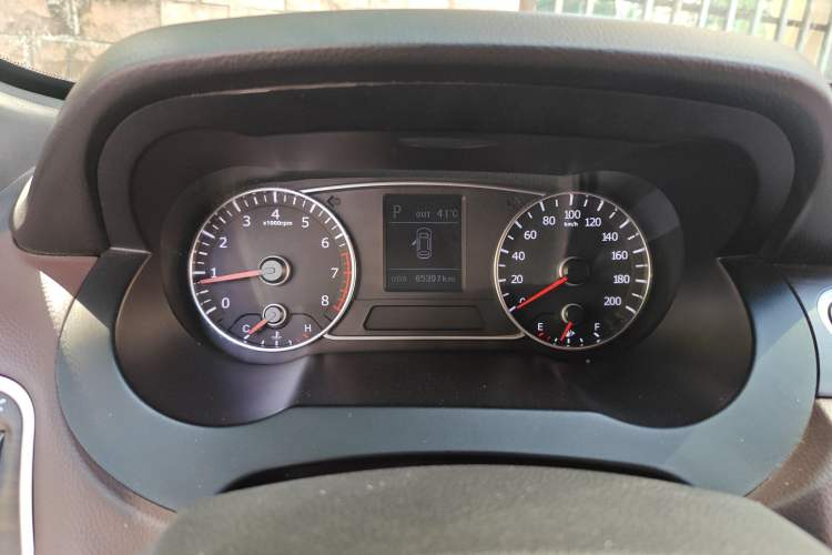 Used Land X7 2015 2.0T Panoramic Prestige Edition Odometer Close Up