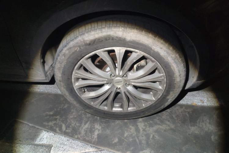 Used Land X7 2015 2.0T Panoramic Prestige Edition Right Front Wheel Hub