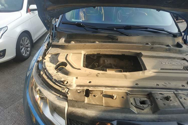 Used Land X7 2015 2.0T Panoramic Luxury Edition Engine Bay Right