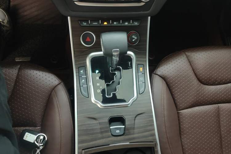 Used Land X7 2015 2.0T Panoramic Prestige Edition Gear Lever