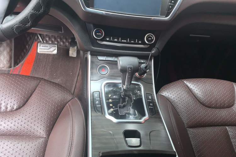 Used Land X7 2015 2.0T Panoramic Prestige Edition Gear Lever