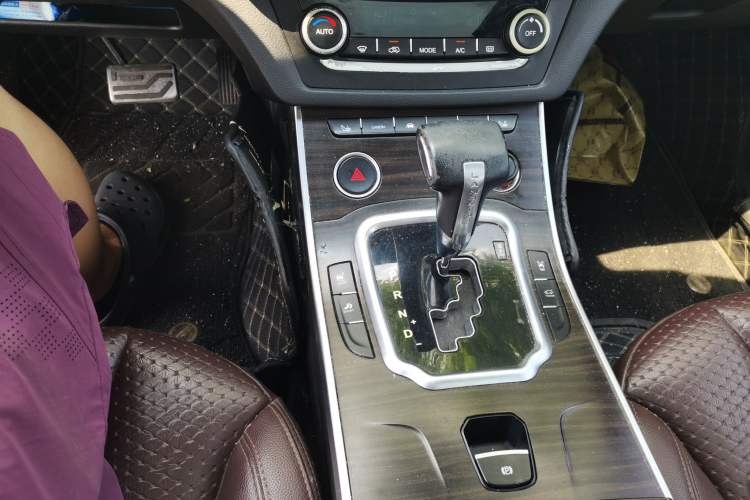 Used Land X7 2015 2.0T Panoramic Prestige Edition Gear Lever