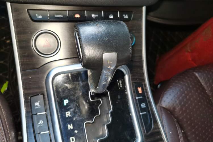 Used Land X7 2015 2.0T Panoramic Prestige Edition Gear Lever