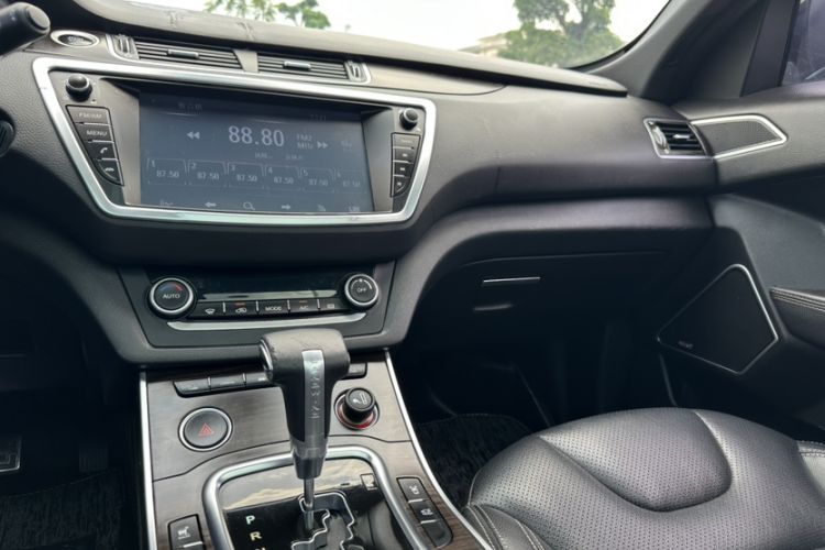 Used Land X7 2015 2.0T Panoramic Prestige Edition Gear Lever