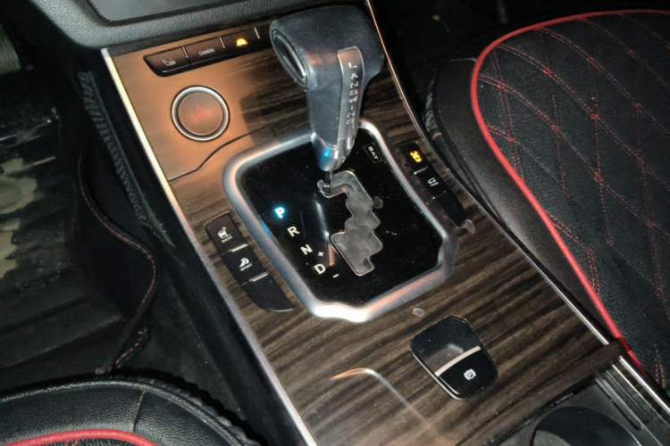 Used Land X7 2015 2.0T Panoramic Prestige Edition Gear Lever