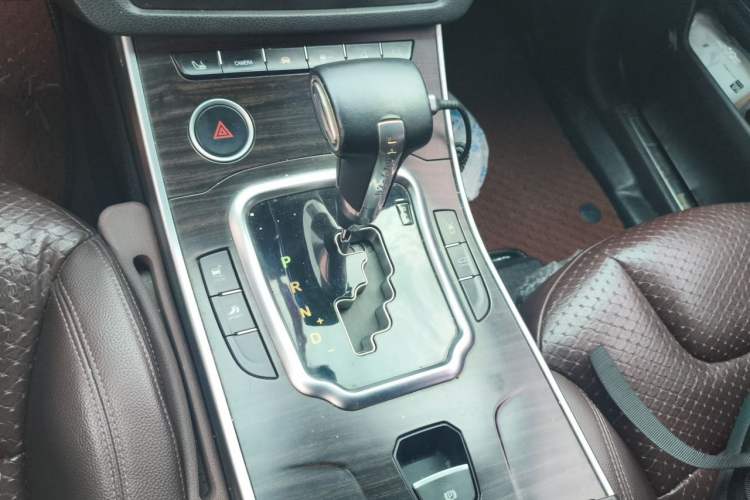 Used Land X7 2015 2.0T Panoramic Prestige Edition Gear Lever