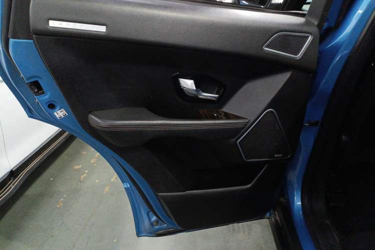 Used Land X7 2015 2.0T Panoramic Prestige Edition Interior 9