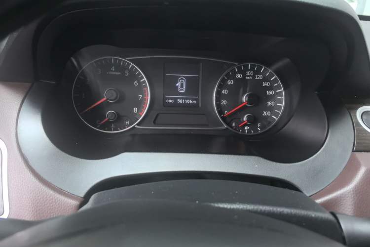 Used Land X7 2015 2.0T Panoramic Prestige Edition Odometer Close Up
