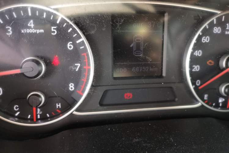 Used Land X7 2015 2.0T Panoramic Prestige Edition Odometer Close Up
