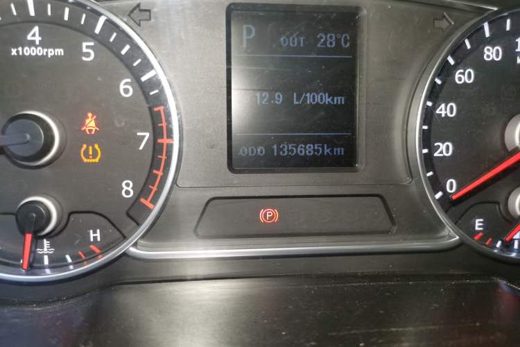 Used Land X7 2015 2.0T Panoramic Prestige Edition Odometer Close Up