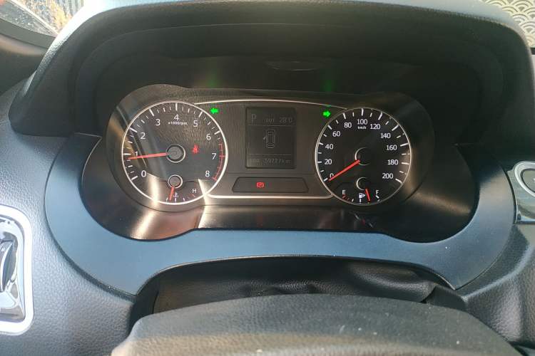 Used Land X7 2015 2.0T Panoramic Luxury Edition Odometer Close Up