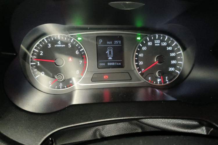 Used Land X7 2015 2.0T Panoramic Prestige Edition Odometer Close Up
