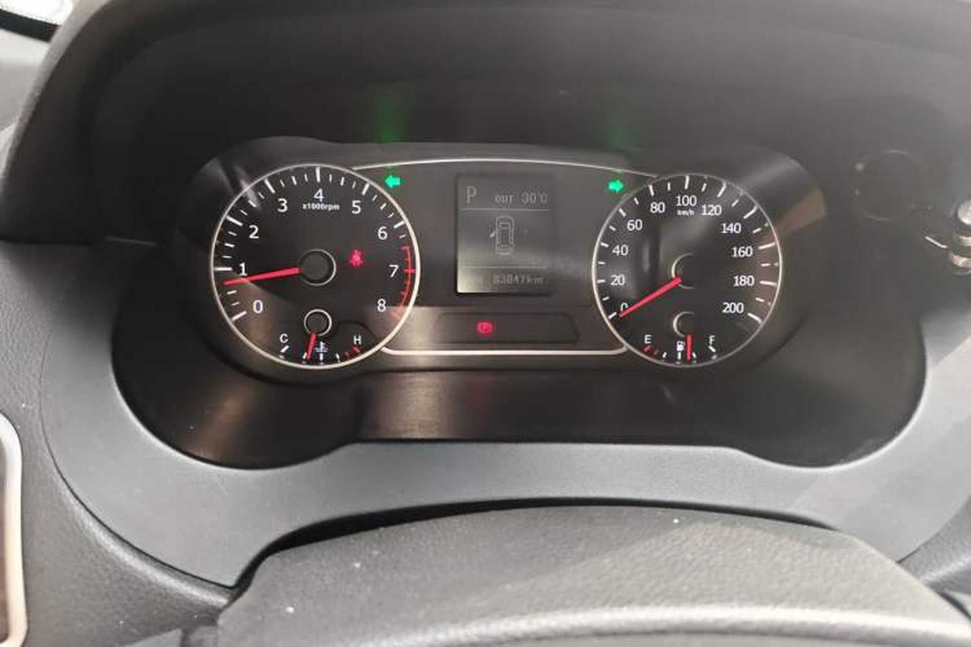 Used Land X7 2015 2.0T Panoramic Prestige Edition Odometer Close Up