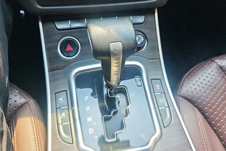 Used Land X7 2015 2.0T Panoramic Prestige Edition Gear Lever