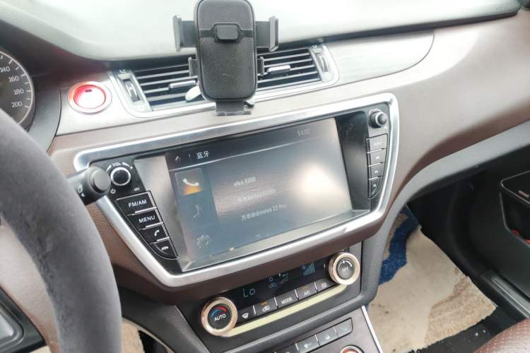Used Land X7 2015 2.0T Panoramic Luxury Edition Audio And AC Panel