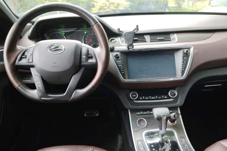 Used Land X7 2015 2.0T Panoramic Prestige Edition Center Console