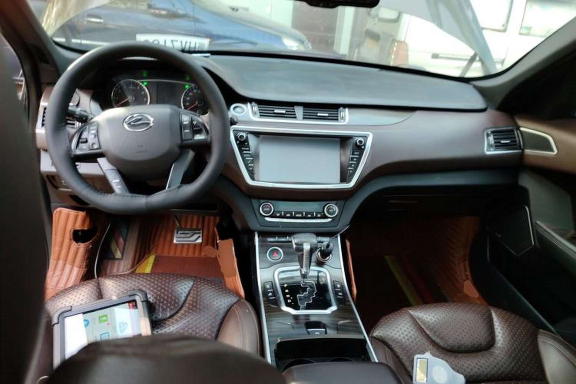 Used Land X7 2015 2.0T Panoramic Prestige Edition Center Console