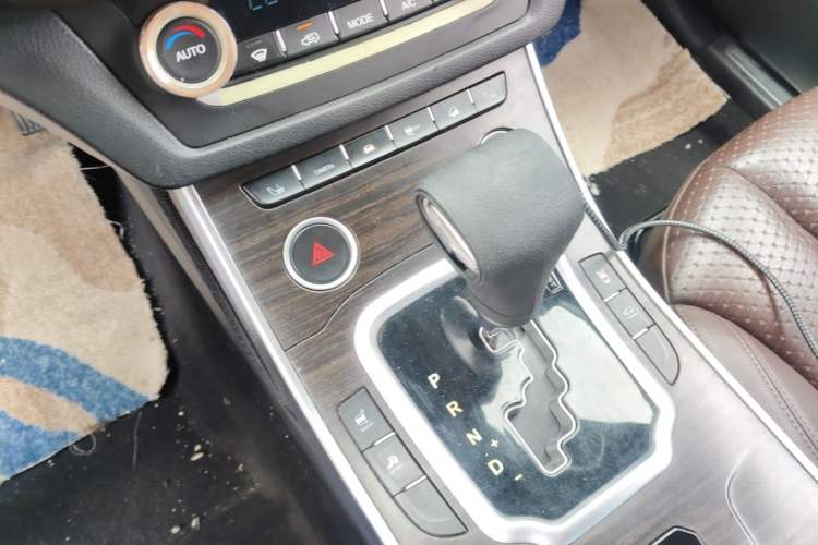 Used Land X7 2015 2.0T Panoramic Luxury Edition Gear Lever