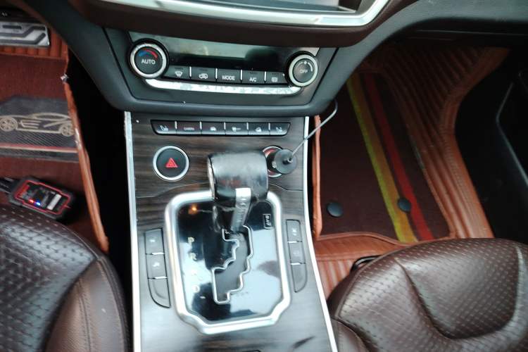 Used Land X7 2015 2.0T Panoramic Prestige Edition Gear Lever