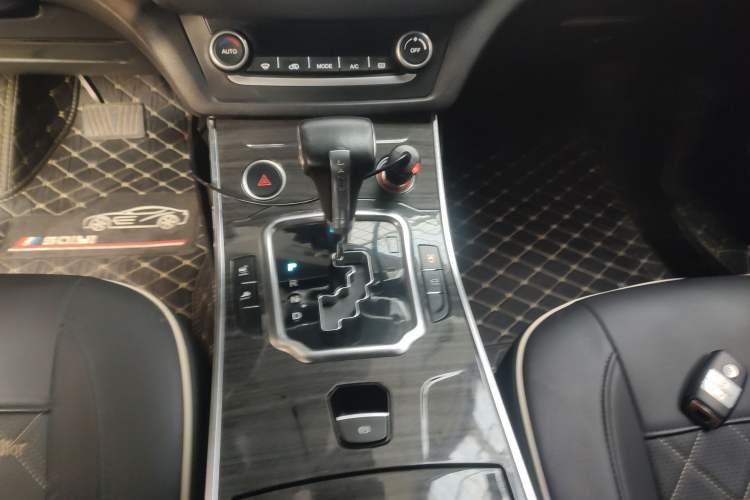 Used Land X7 2015 2.0T Panoramic Luxury Edition Gear Lever