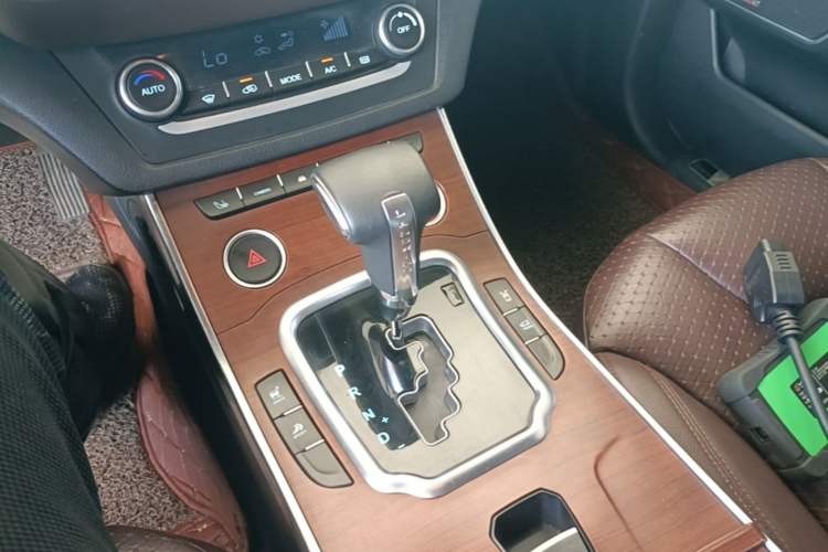 Used Land X7 2015 2.0T Panoramic Prestige Edition Gear Lever